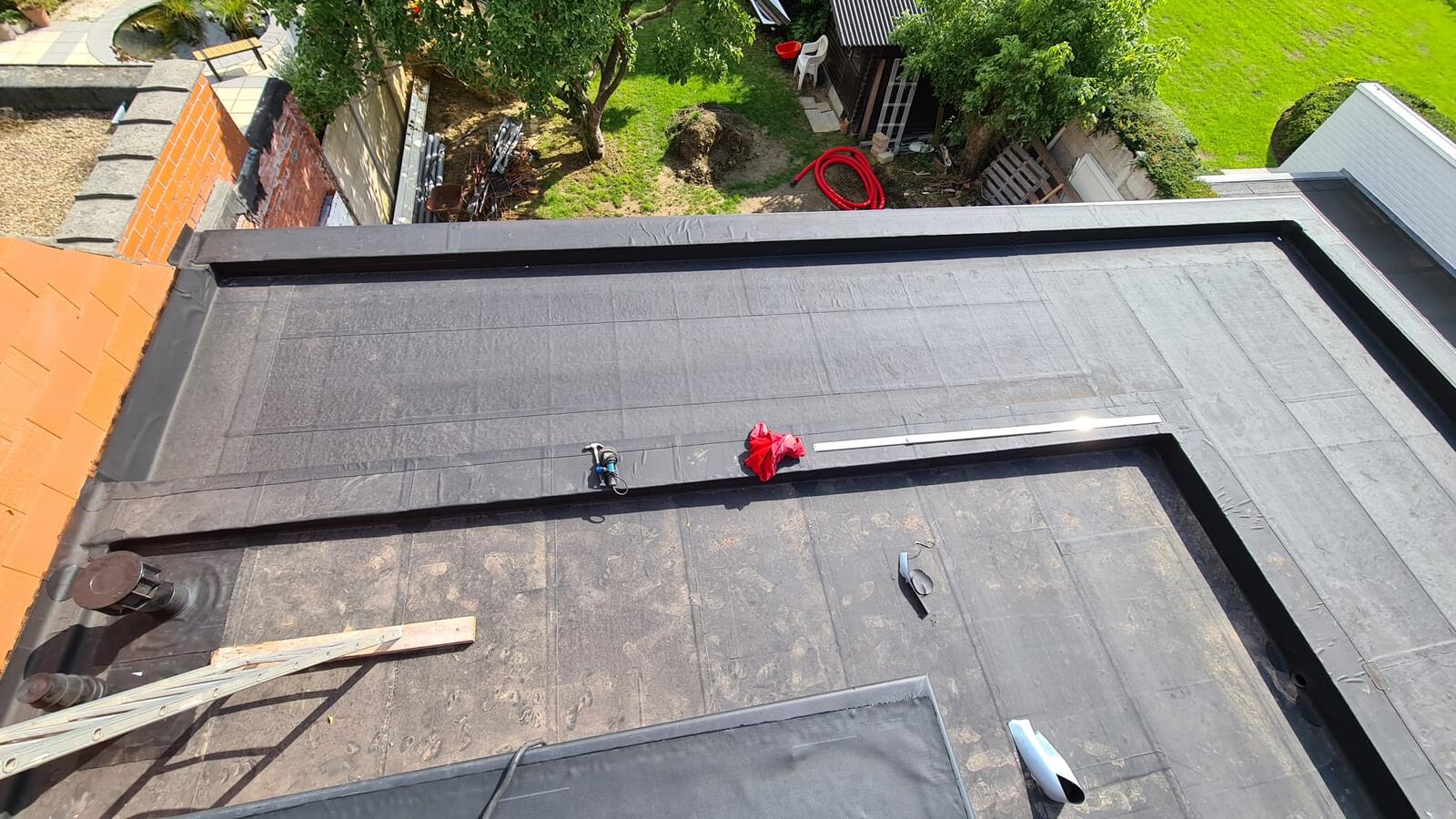 plat dak te tielt, met dakdoorvoeren mooi uitgewerkt