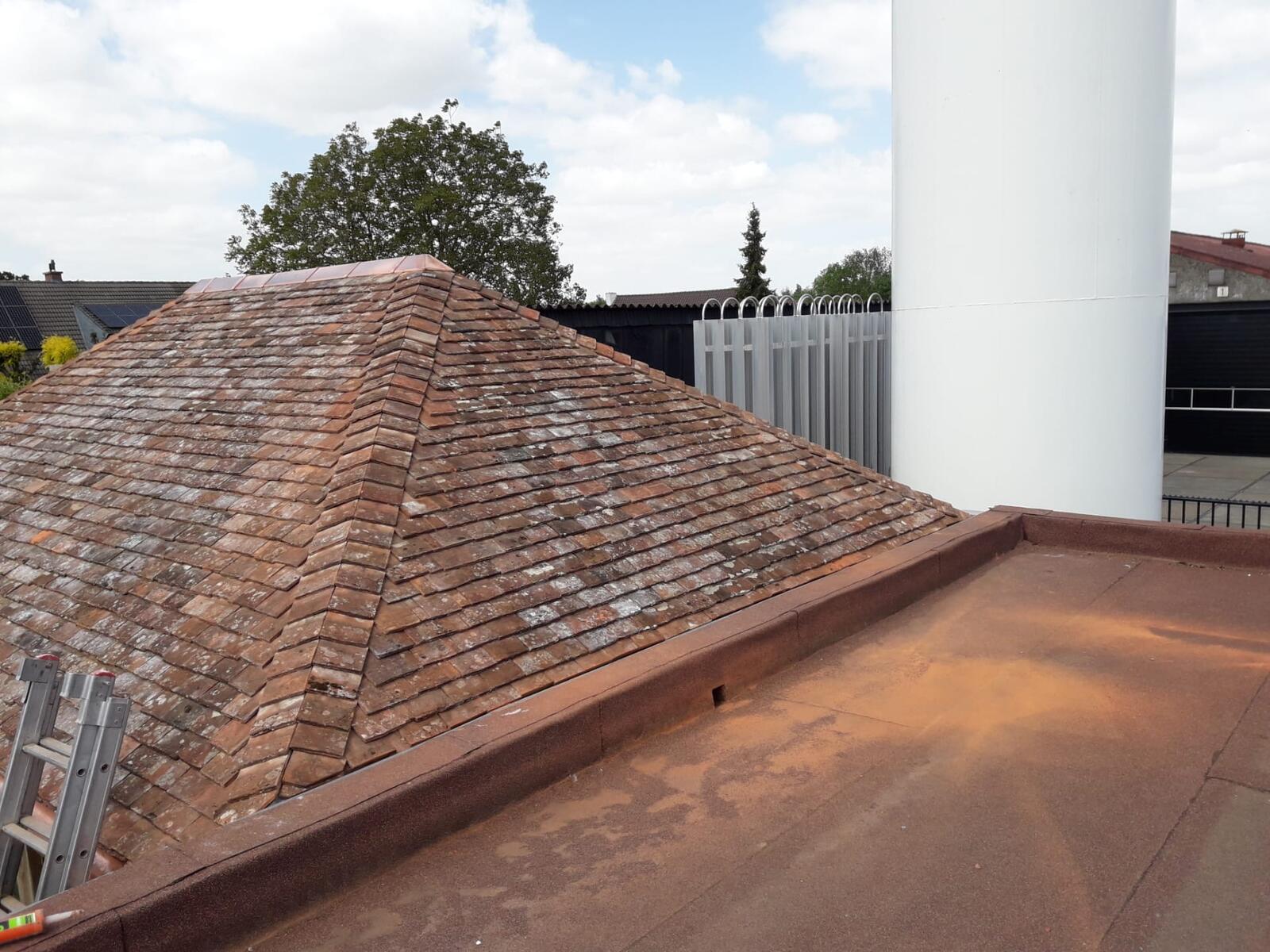 bijgebouw - nieuwbouw - oude bourgondische tegelpannan