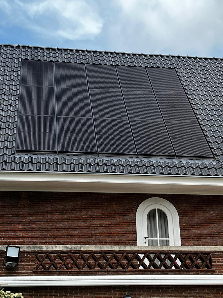 Zonnepanelen ingewerkt in het dak