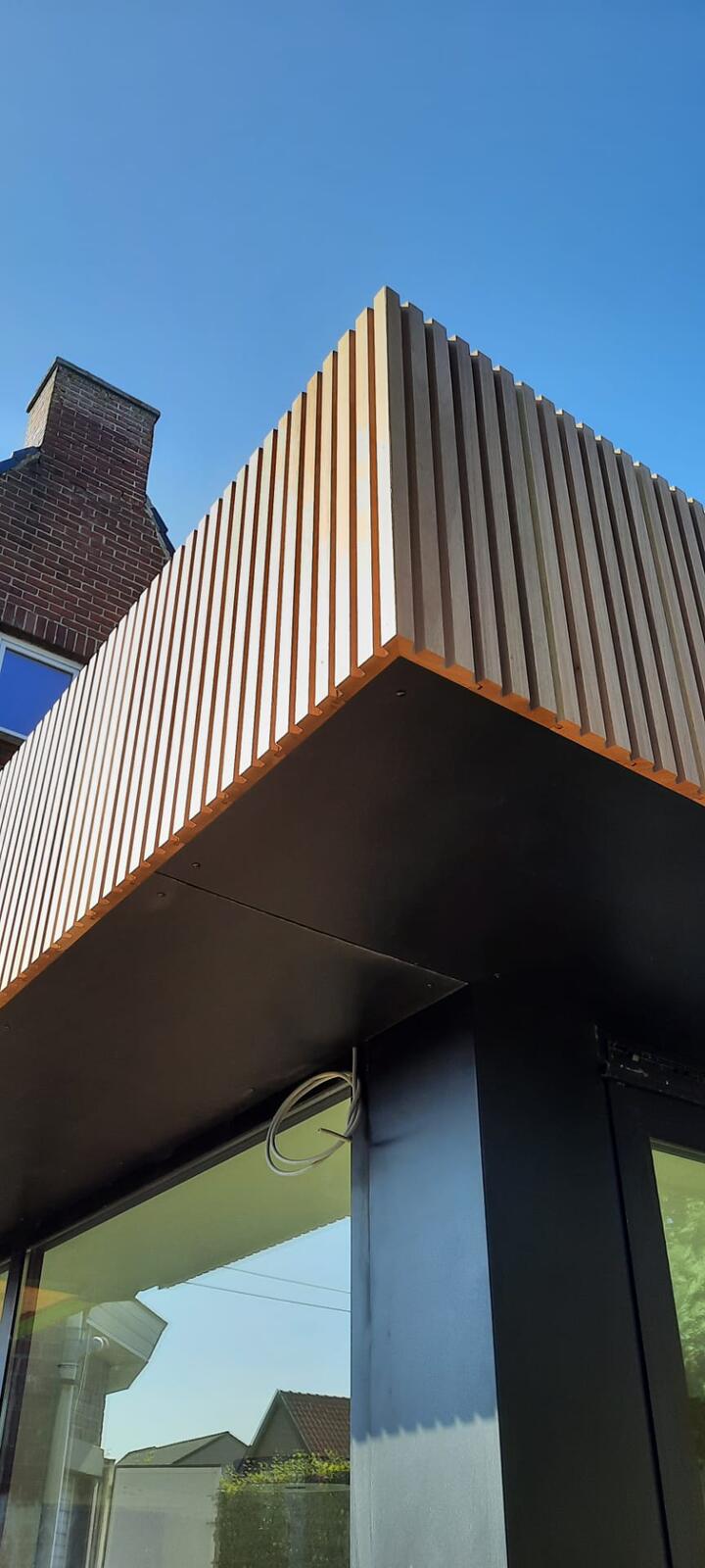 Afwerking uitbouw in thermowood ayous, oversteek in cedral board met bijhorende schroeven