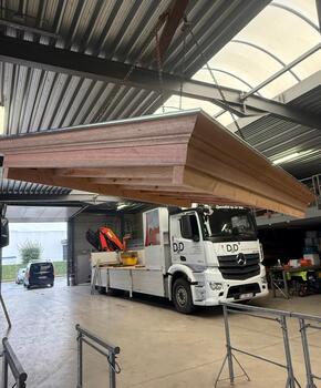 Prefab plat dak plaatsen.